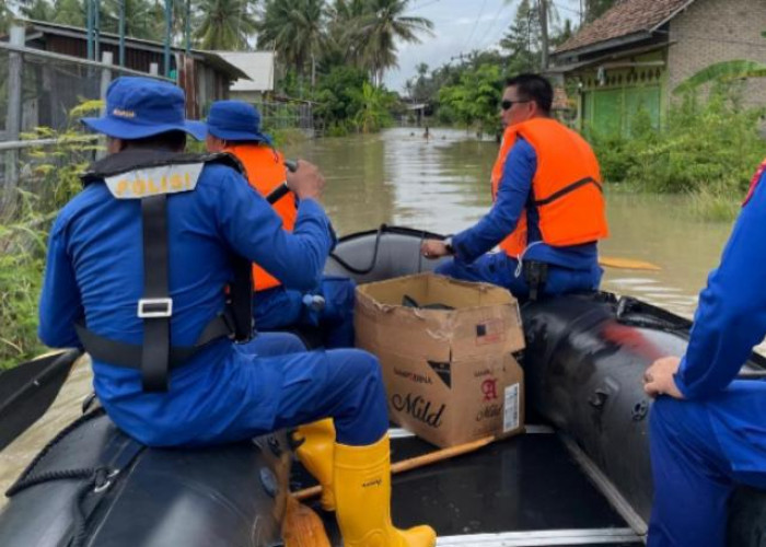 Polairud Polda Lampung dan Polres Lampung Selatan Evakuasi Warga Terdampak Banjir