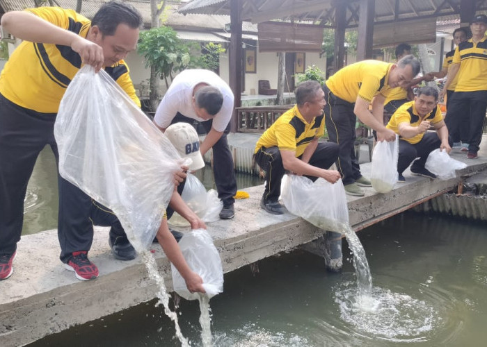 Polsek Teluk Betung Timur Tebar 10 Ribu Benih Ikan Air Tawar untuk Dukung Ketahanan Pangan