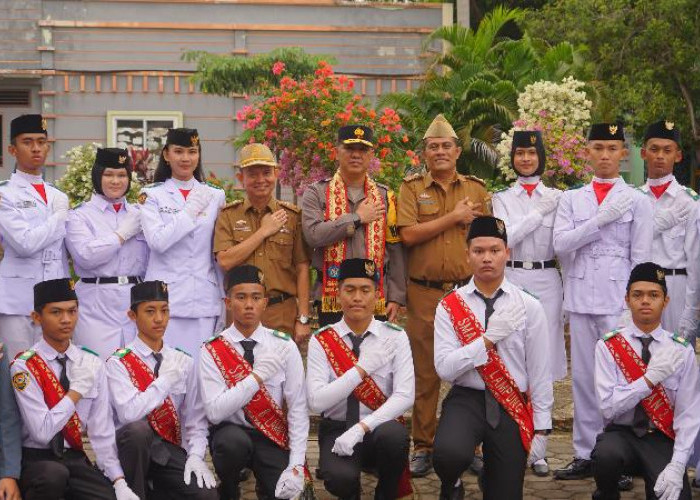 Wakapolda Lampung Sampaikan Amanat Dalam Upacara Bendera di SMAN 2 Bandar Lampung