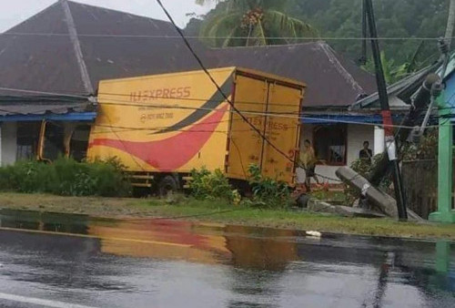 Lakalantas Tunggal, Truk Ekspedisi Tabrak Rumah Warga