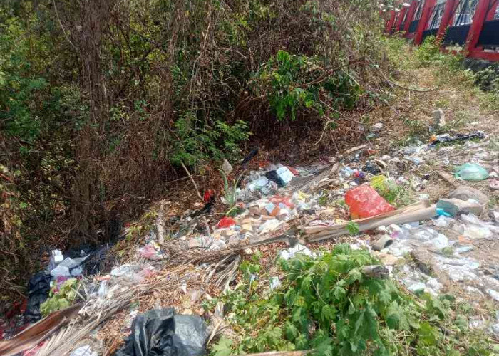 Sampah Menumpuk di Luar Pagar DPRD Bandar Lampung, Lingkungan Tampak Tak Terawat