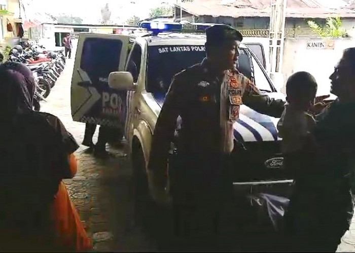 Aksi Heroik Polisi Bantu Evakuasi Pasien yang Hendak Melahirkan Terjebak di Jalan Longsor Liwa-Krui