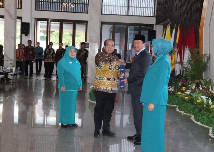 Pj Gubernur Samsudin Serahkan SK Perpanjangan Penjabat Bupati Lampung Barat