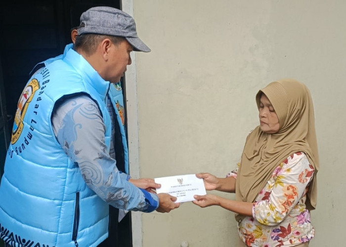 Pemkot Bandar Lampung Salurkan Bantuan Tali Asih Bagi Korban Puting Beliung di Kecamatan Enggal