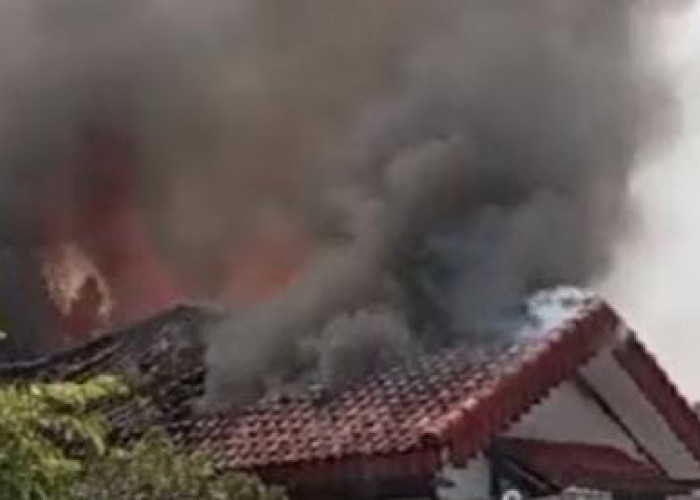 Rumah Milik Seorang Anggota Polisi di Tanjung Senang Ludes Dilahap Api
