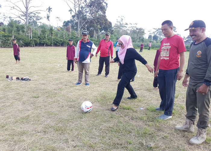 Laga Sepak Bola antar SD Meriahkan Perayaan HUT RI di Batu Ketulis Lampung Barat