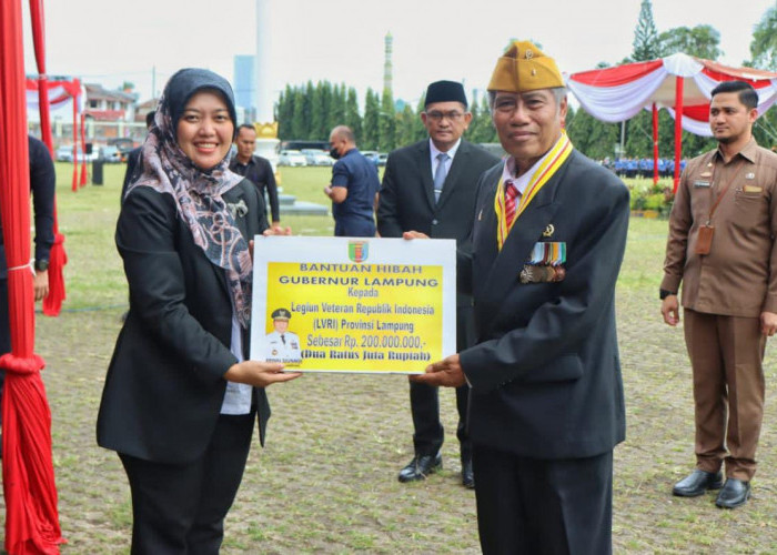 Pemprov Lampung Serahkan Bantuan Hibah untuk LVRI di Moment Hari Pahlawan 