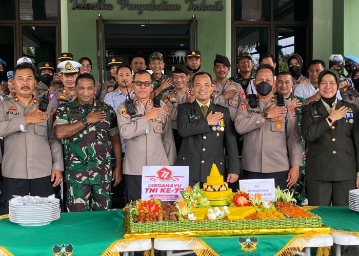 HUT TNI ke-77, Wakapolresta Bandarlampung Berikan Surprise ke Makodim 0410