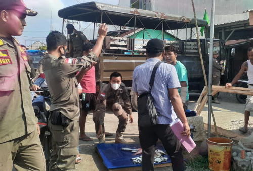 Satpol PP-Damkar Pesbar Kembali Tertibkan Pedagang di Tugu Merdeka