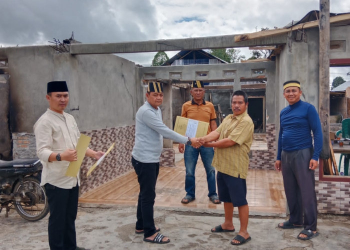 Gedung Dalom Kepaksian Pernong Salurkan Donasi Korban Kebakaran di Pekon Canggu