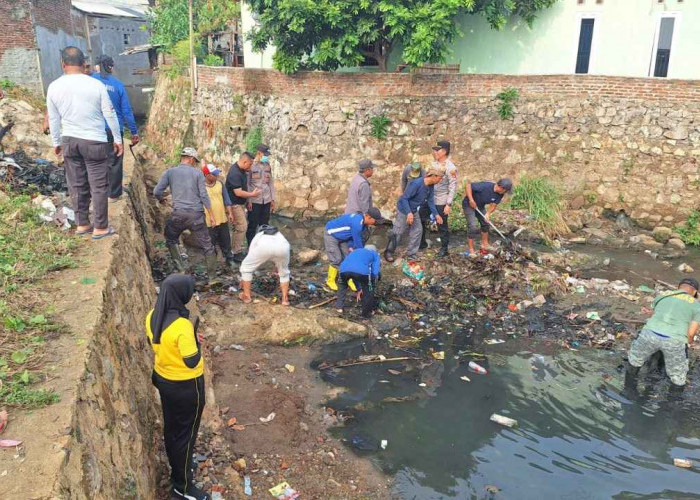 Antisipasi Banjir di Segala Mider, Polisi dan Warga Turun Bersihkan Sungai