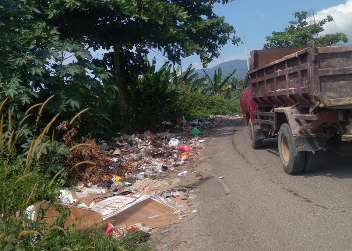 Tumpukan Sampah di Pinggir Jalan Teuku Cik Ditiro Kemiling Timbulkan Bau Tak Sedap