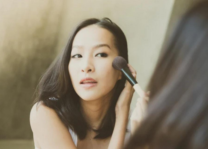 Rahasia Kulit Glowing Bebas Kusam: Rekomendasi Bedak untuk Samarkan Flek Hitam dan Tahan Lama