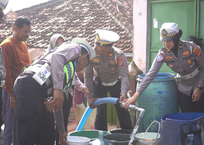 Kemarau Melanda, Satlantas Polresta Bandar Lampung Bantu Warga dengan Air Bersih