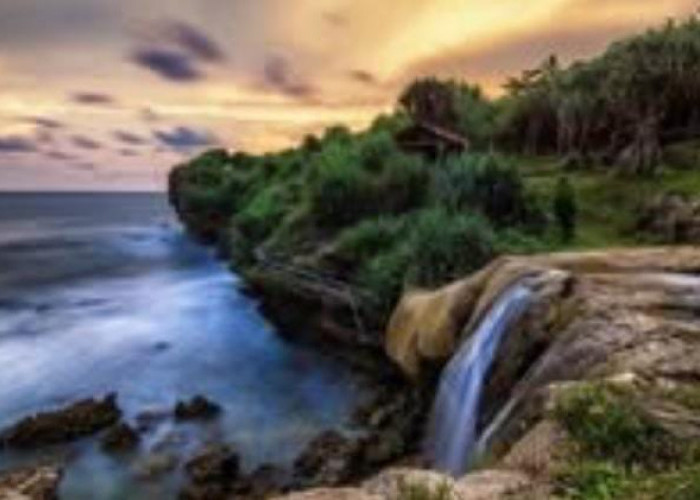 Pantai Jogan Gunungkidul, Sensasi Air Terjun yang Langsung Mengalir ke Laut