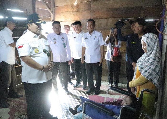 Gubernur Lampung Serahkan Kursi Roda untuk Warga Disabilitas di Tanggamus