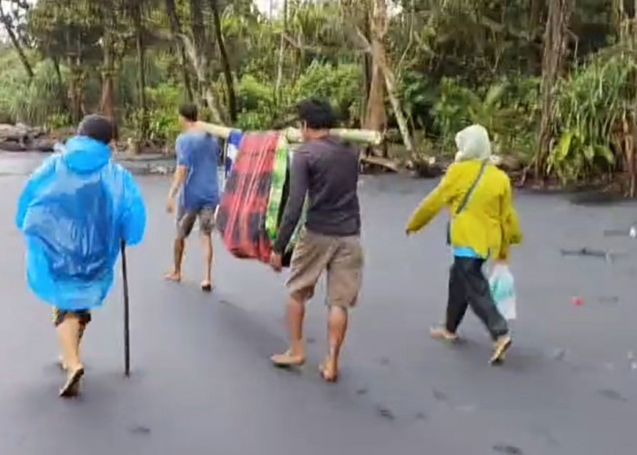 Perjuangan Warga Way Tiyas: Tandu Ibu Melahirkan Susuri Pantai Saat Cuaca Buruk