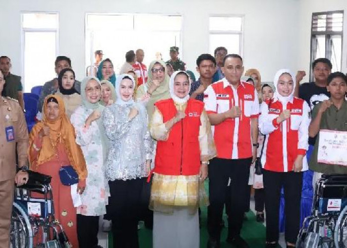Ketua PMI Provinsi Lampung Serahkan Bantuan Sosial di Kampung Negeri Baru, Way Kanan