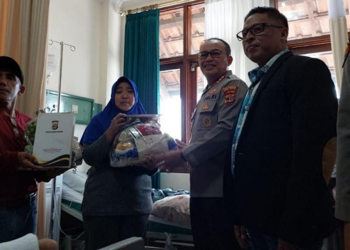Ketua DPRD Bersama Polresta Bandar Lampung Santuni Korban Luka Kecelakaan Lift Az Zahra