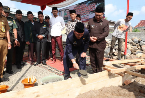 Parosil-Mad Hasnurin Beri Bantuan Rp50 Juta dan 100 Sak Semen untuk Pembangunan Masjid Nurul Huda