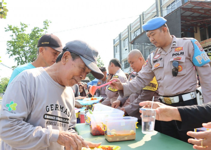 Polsek Teluk Betung Timur Bagikan 200 Porsi Makanan Bergizi Gratis untuk Warga