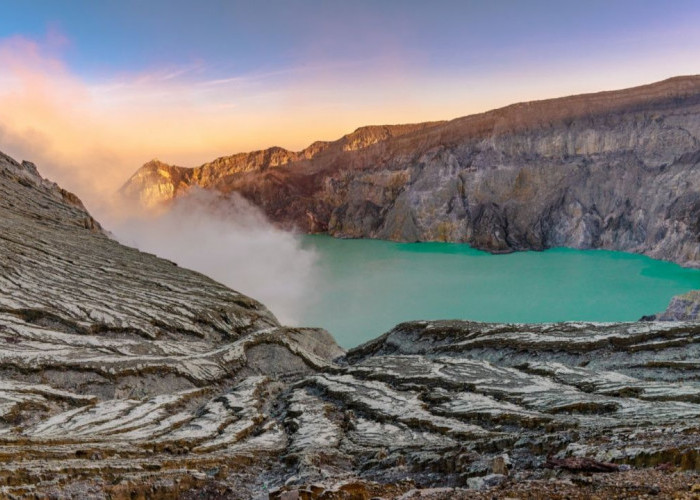 Kawah Ijen, Mahakarya Alam Jawa Timur yang Menyala di Kegelapan