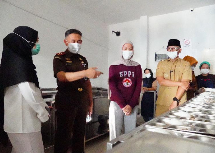 Hari Pertama Sekolah, Gubernur Lampung Bersama Kajati Tinjau MBG, Pastikan Berjalan Optimal