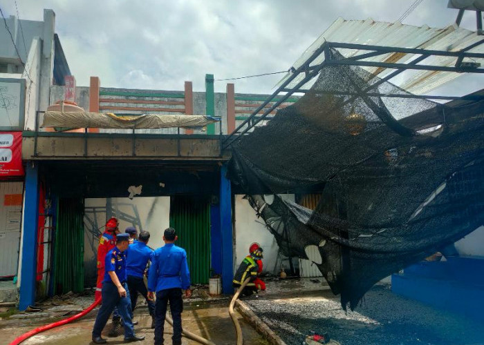 Diduga Korsleting Listrik, Sebuah Kafe di Rajabasa Terbakar