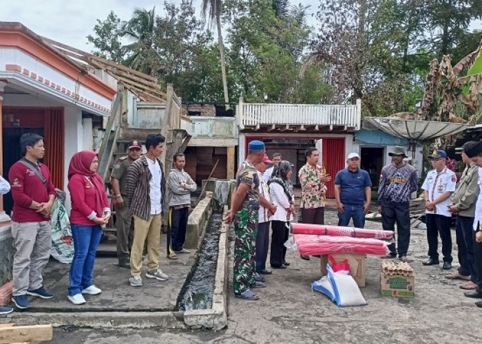 Pemkab Lambar Salurkan Bantuan kepada Korban Kebakaran 