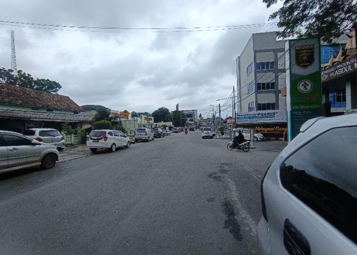 Krisis Parkir RSUDAM Lampung, Mobil Pasien Kuasai Bahu Jalan