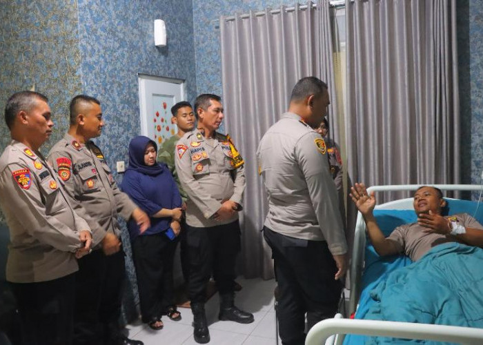 Kapolresta Bandar Lampung Jenguk Dua Anggota Terluka Saat Amankan Aksi di DPRD