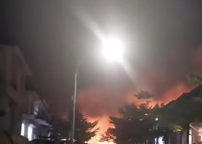 Damkar Berhasil Kuasai Api di Lahan Perumahan Citra Land  Bandar Lampung
