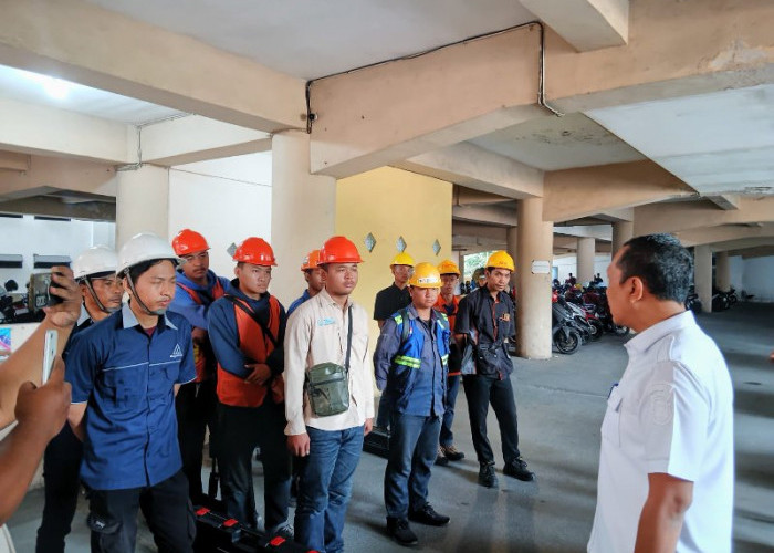 Perkim Bandar Lampung Mulai Bersihkan Kabel Udara yang Ganggu Estetika Kota