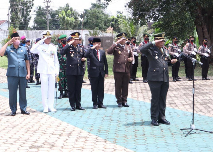 HUT TNI ke-77, Kapolres Lampura Hadiri Ziarah Makam Pahlawan