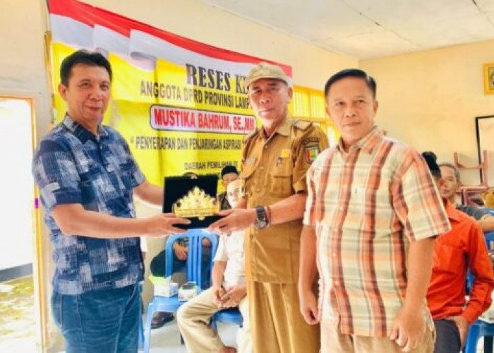 Warga Gunung Sugih Minta Rehab Balai Desa Saat Reses Mustika Bahrum