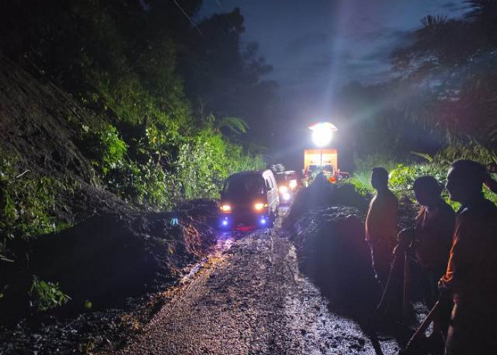 Tertimbun Longsor, Jalur Sukau - Lumbokseminung Sempat Lumpuh