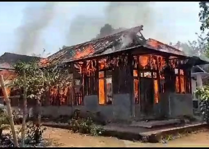 Akibat Korsleting Listrik, Satu Rumah di Pekon Kenali Ludes Terbakar 