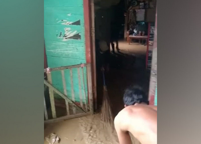 Way Penayuhan Meluap, Tujuh Rumah Dilanda Banjir