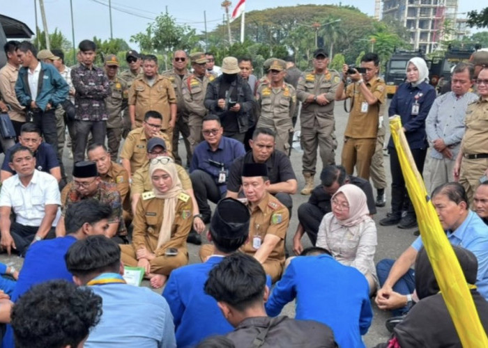 Temui Massa Aksi PMII, Wagub Jihan Pastikan Aspirasi Mahasiswa Diteruskan ke Presiden