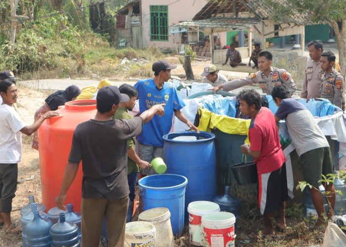 Polisi di Bandar Lampung Hari Ini Kembali Distribusikan Air Bersih di Kedaung