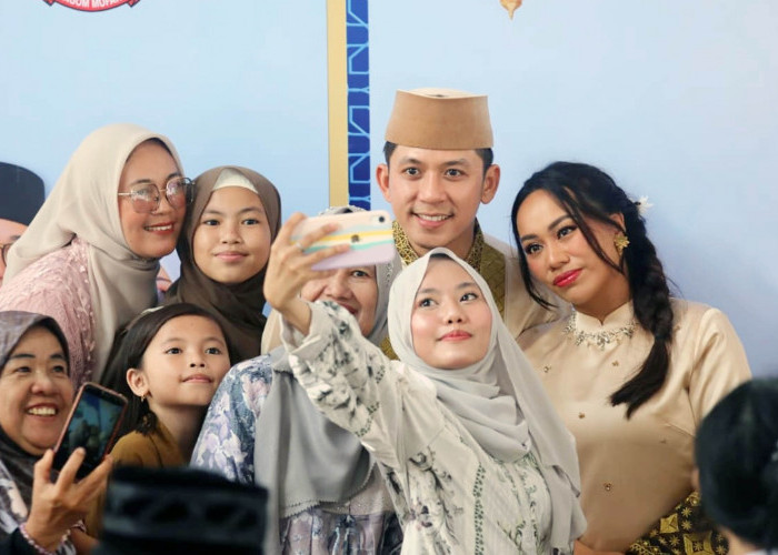 Tanpa Sekat di Hari Raya, Bupati Egi dan Zita Anjani Salami Ribuan Warga di Lamban Rakyat ​Slug: