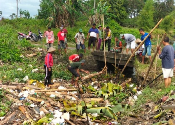 Aparat dan Warga Gotong Royong Bersihkan Sungai Way Nenep dari Sampah