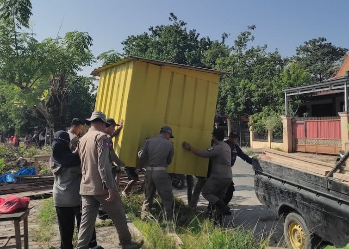 Satpol PP-Damkar Tertibkan Pedagang di Lapangan Merdeka Labuhan Jukung