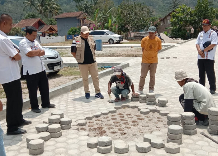 DPRD Bersama DPUPR Lampung Barat Pantau Langsung Pembongkaran Paving Block GSG Bung Karno 