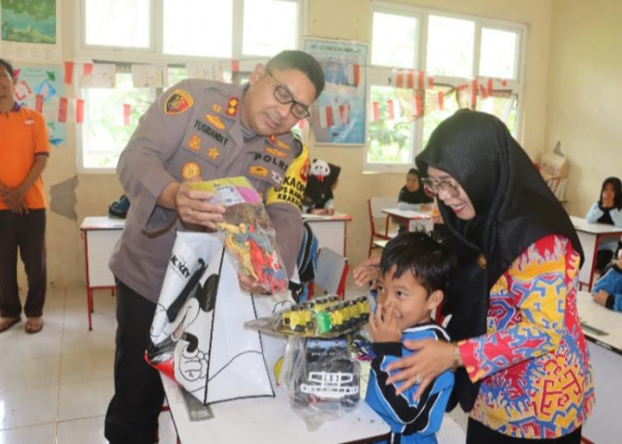 Dukung Program Asta Cita, Polres Lamsel Jum'at Berkah dengan Makan Bergizi Gratis 