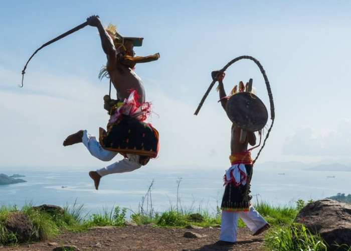 Adu Ketangkasan Sakral dalam Tradisi Tari Caci Manggarai