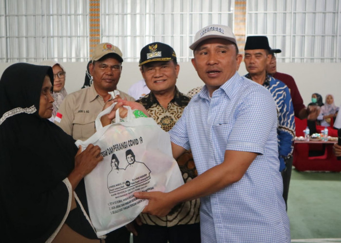 PM Salurkan Sembako Untuk Balita dan Ibu Menyusui di Waytenong-Sumberjaya