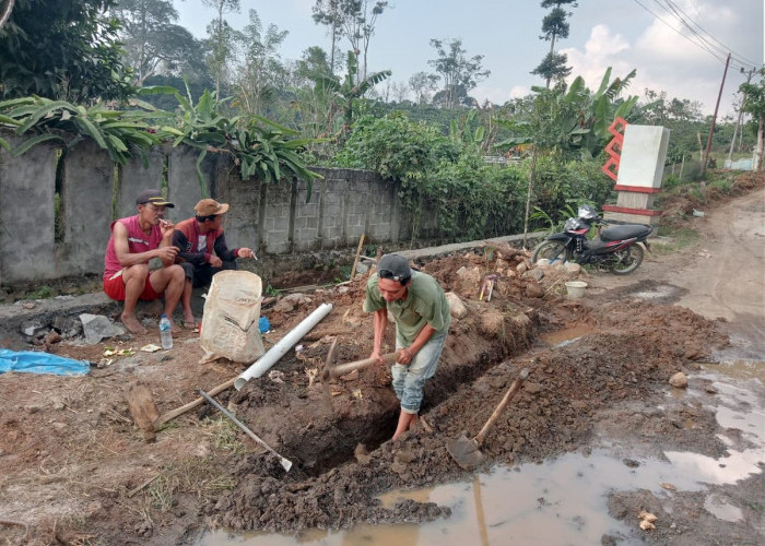 Petugas Perumda Limau Kunci Unit Sekincau Perbaiki Kebocoran Pipa Akibat Proyek Jalan