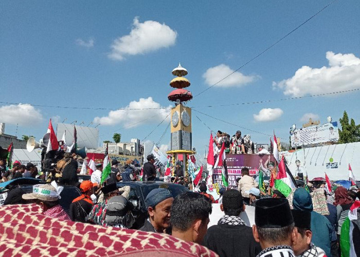 Ribuan Massa Padati Tugu Adipura dalam Aksi Bela Palestina di Bandar Lampung