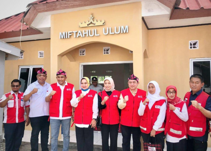 Ketua PMI Lampung Serahkan Bantuan ke Warga Korban Gempa di Kampung Dadap Jajar